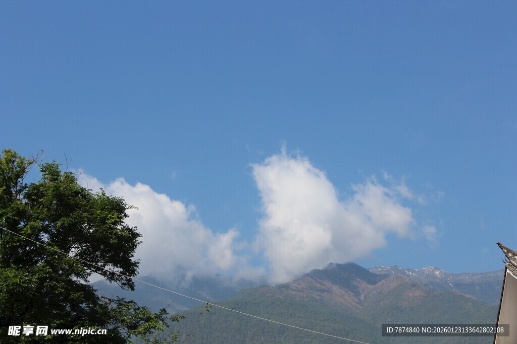 蓝天白云下的青山绿树