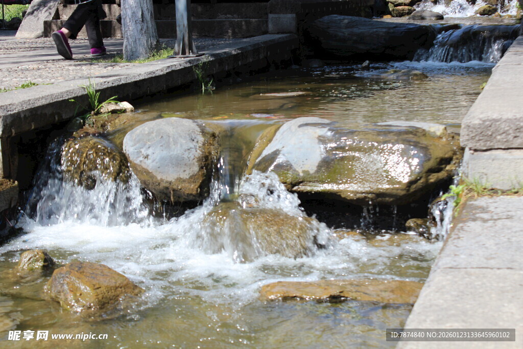 潺潺溪流中的石块景观