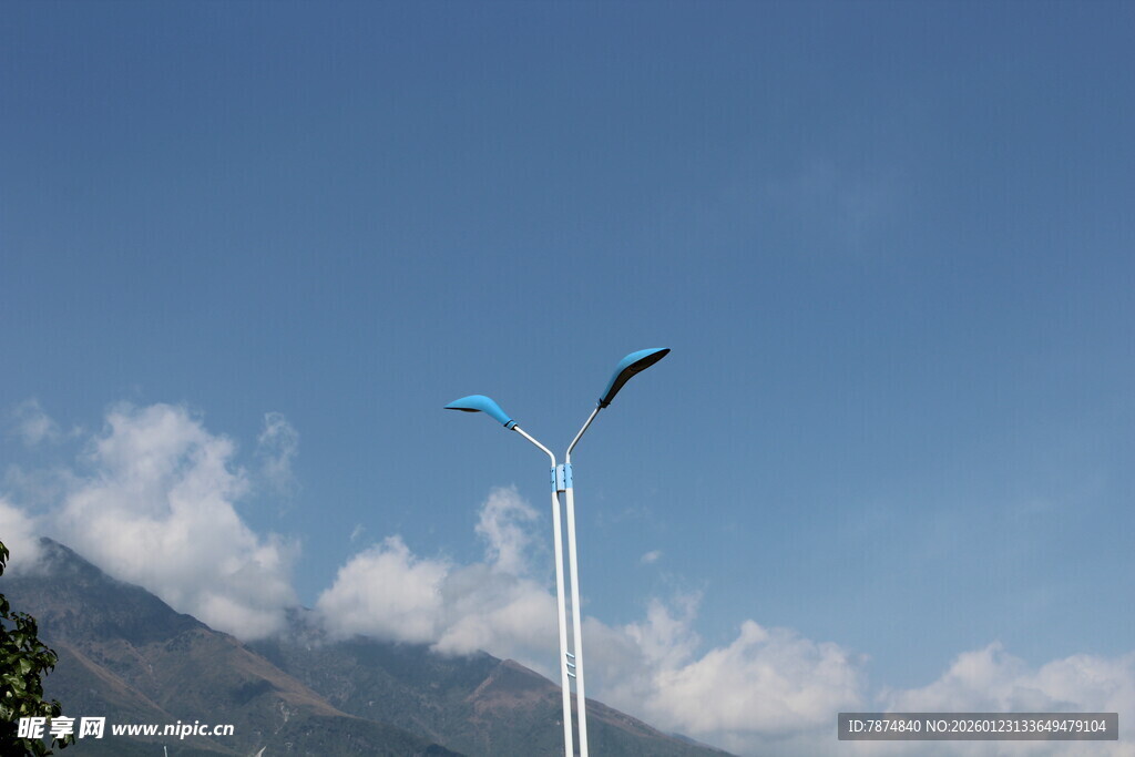 蓝天中的独特造型路灯