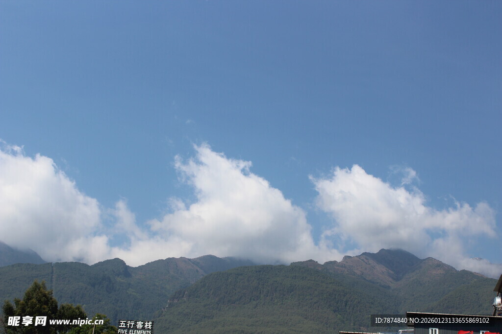 蓝天白云下的远山景色