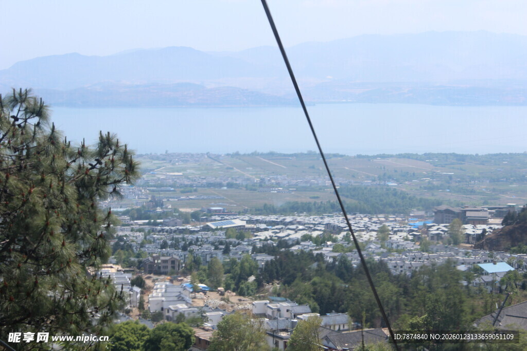 俯瞰城市与远山美景