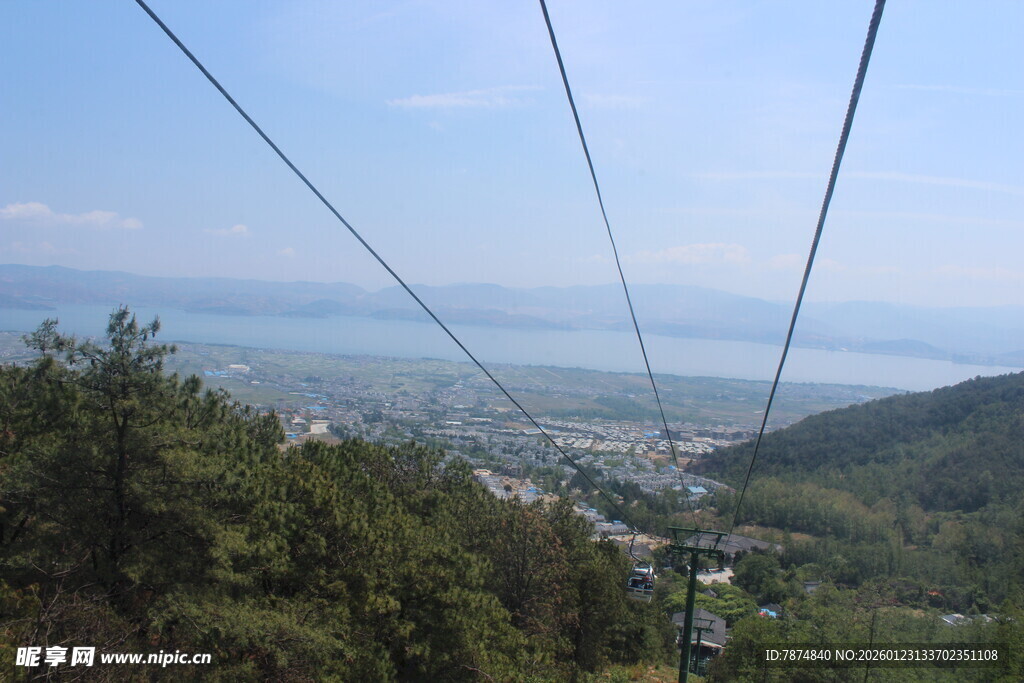 缆车视角下的山间城市风光
