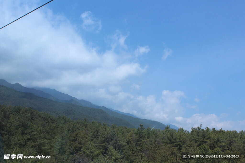 蓝天白云下的山林风光