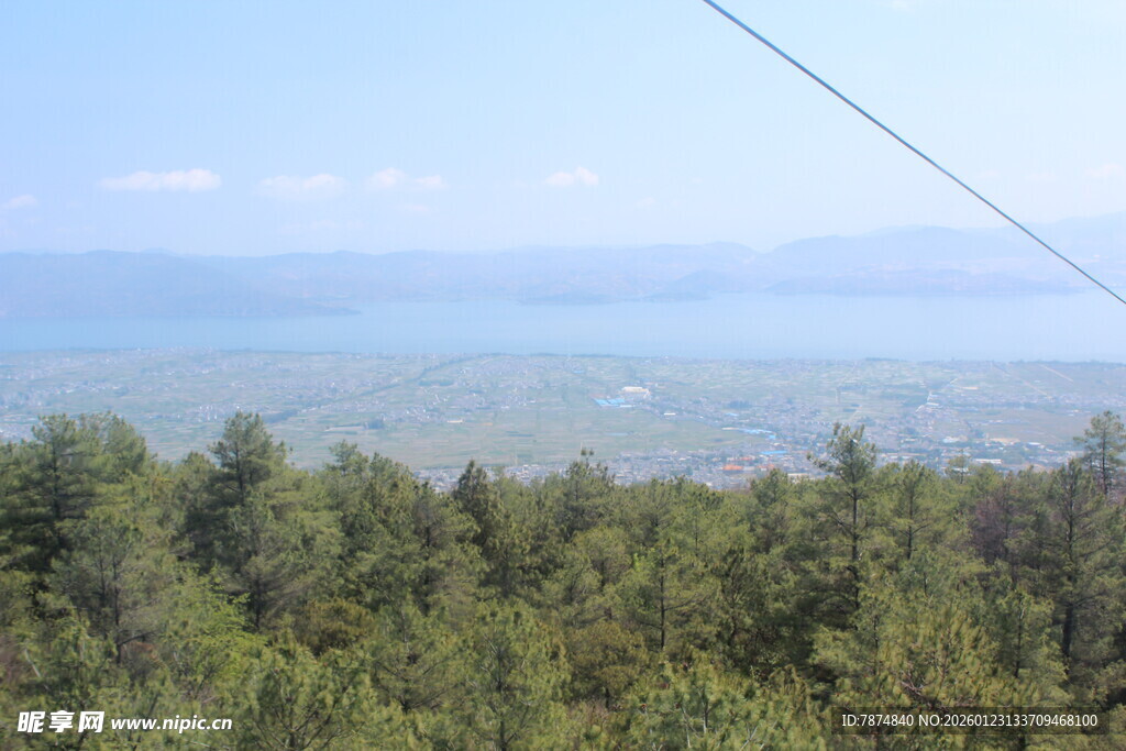 山林之上的开阔湖景视野
