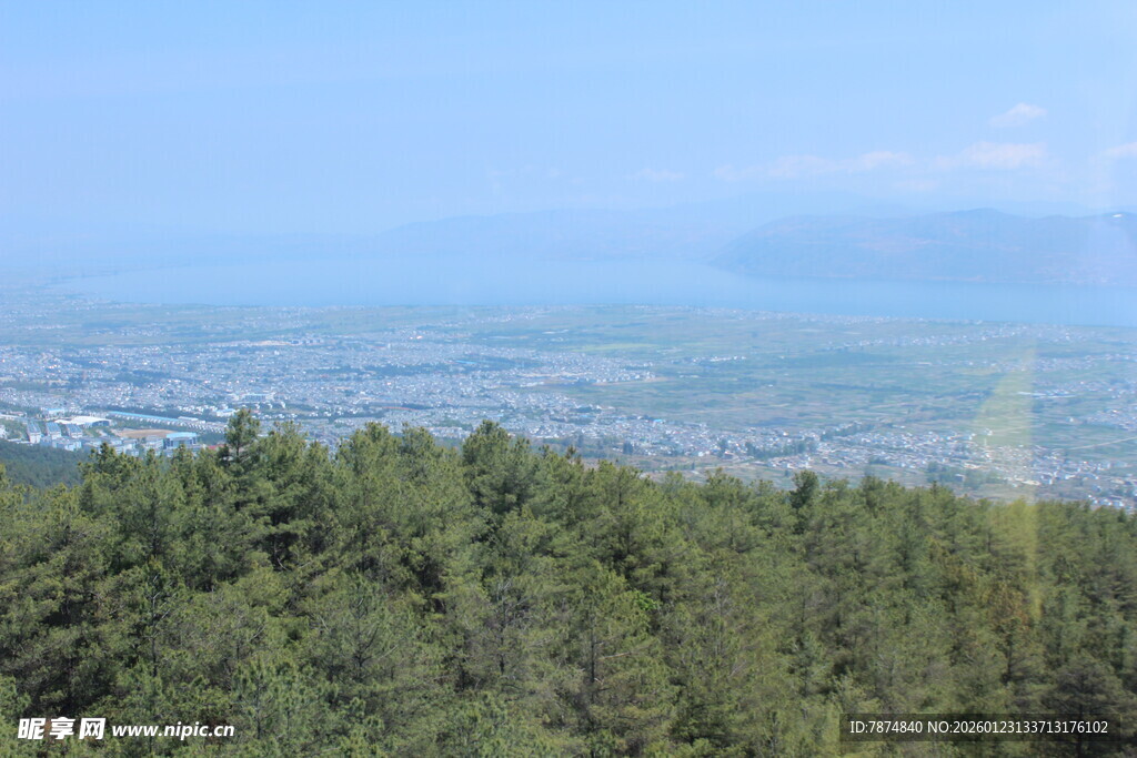 山林之上的开阔远景