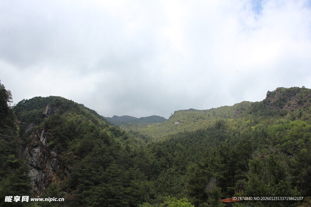 青山翠谷间的秀丽风光