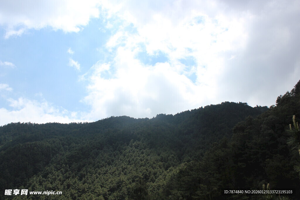 青山蓝天间的自然美景
