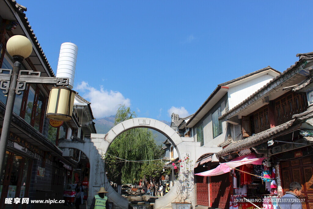 古街风貌 行人穿梭