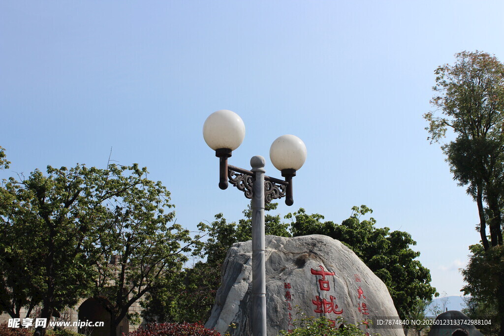 户外景观灯与刻字巨石