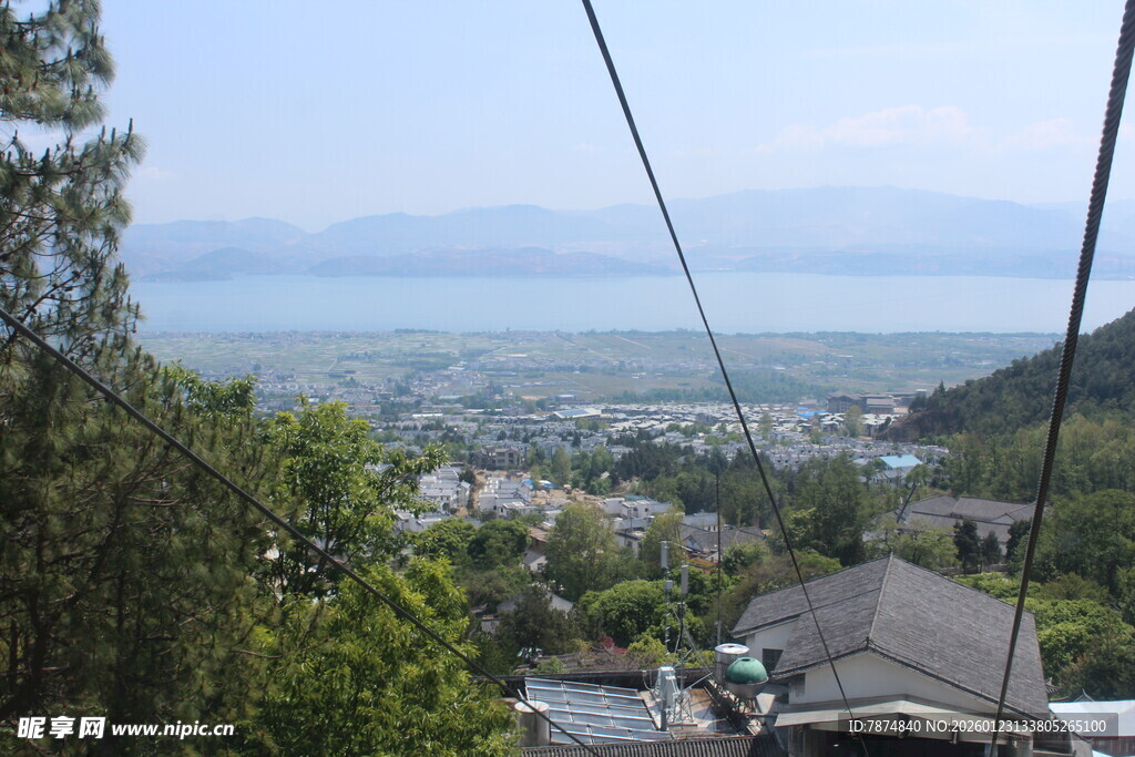 俯瞰山间城镇缆车风景