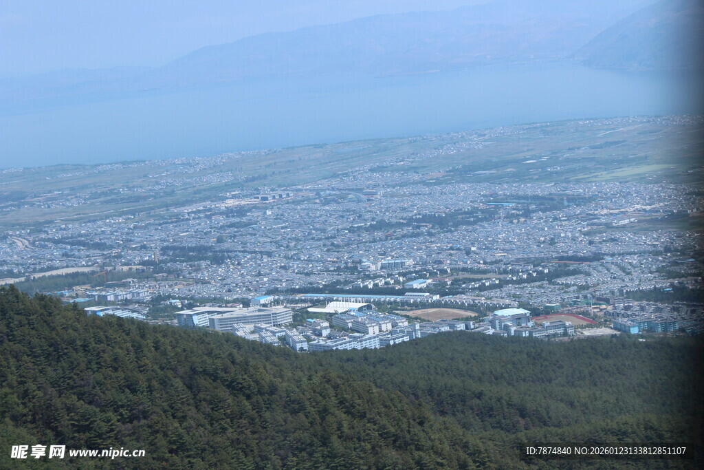 俯瞰城市与山林景观