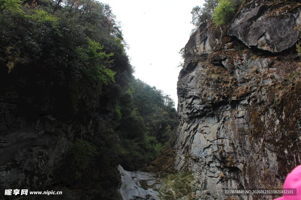 峡谷风光 人在峭壁间穿行