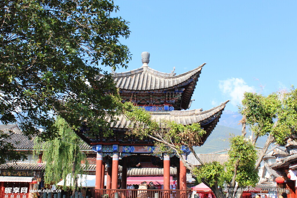 中式古建 绿树蓝天相伴