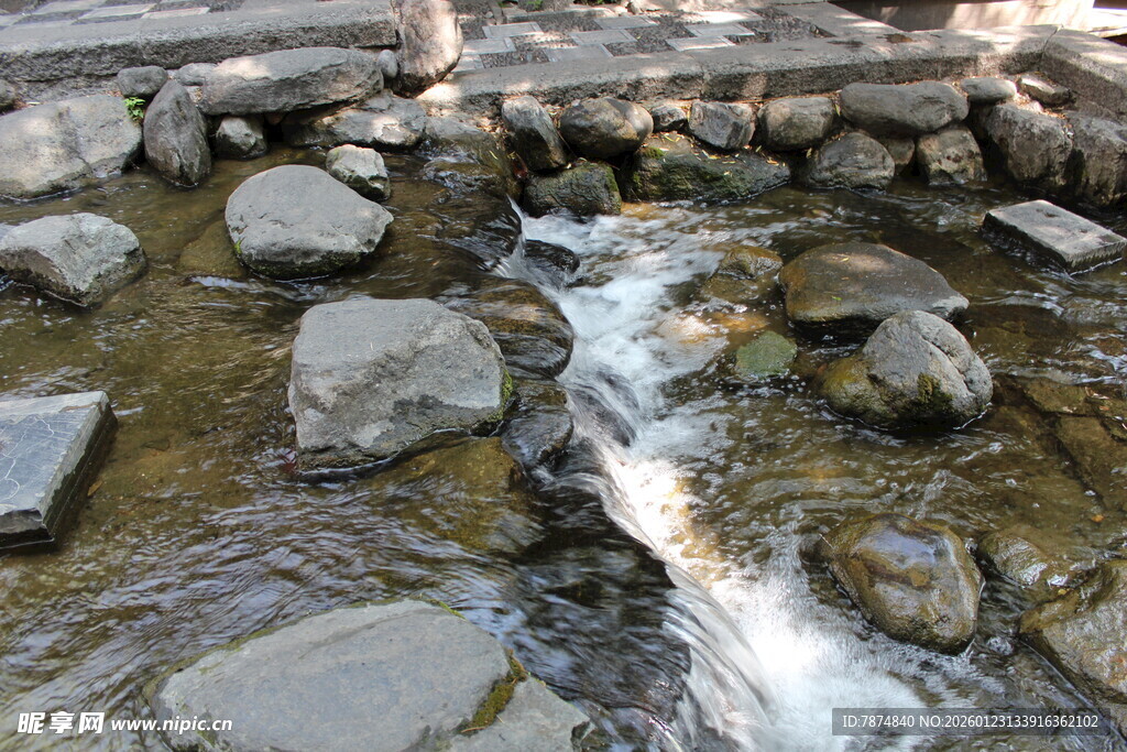 山间溪流潺潺 石间流水