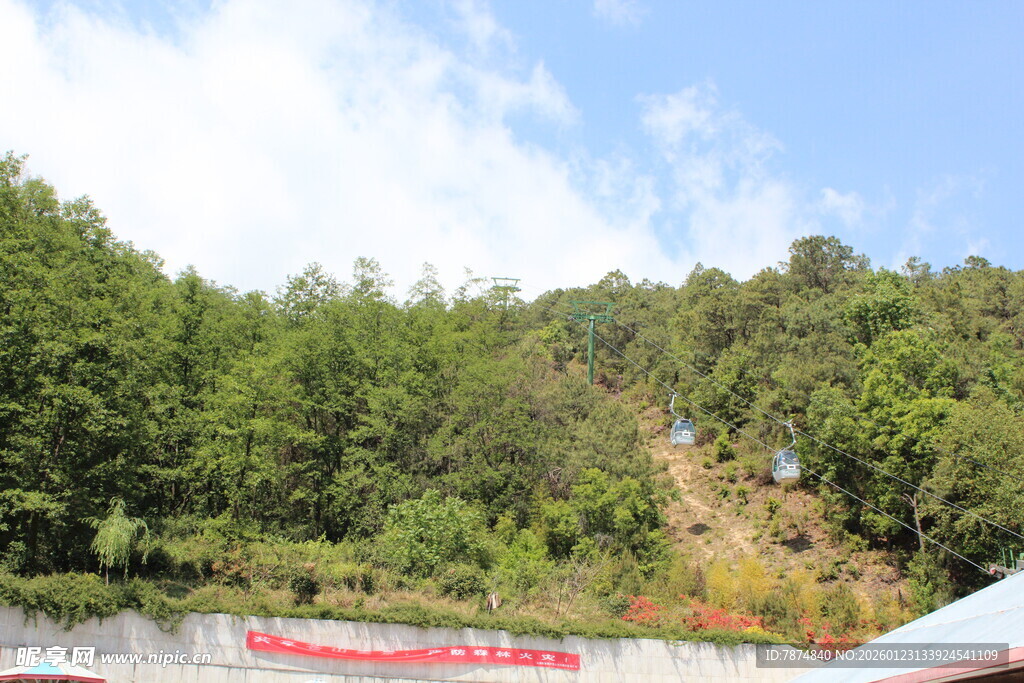 山林间的红色横幅景观