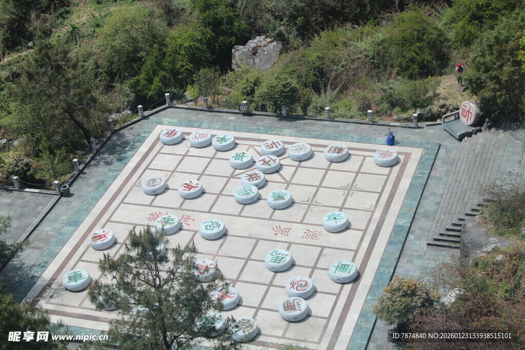 户外露天泳池与遮阳伞