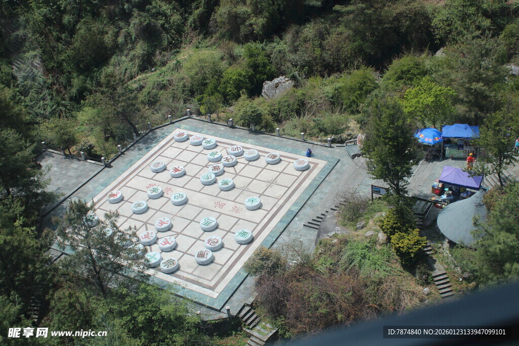 俯瞰山林中的停车场