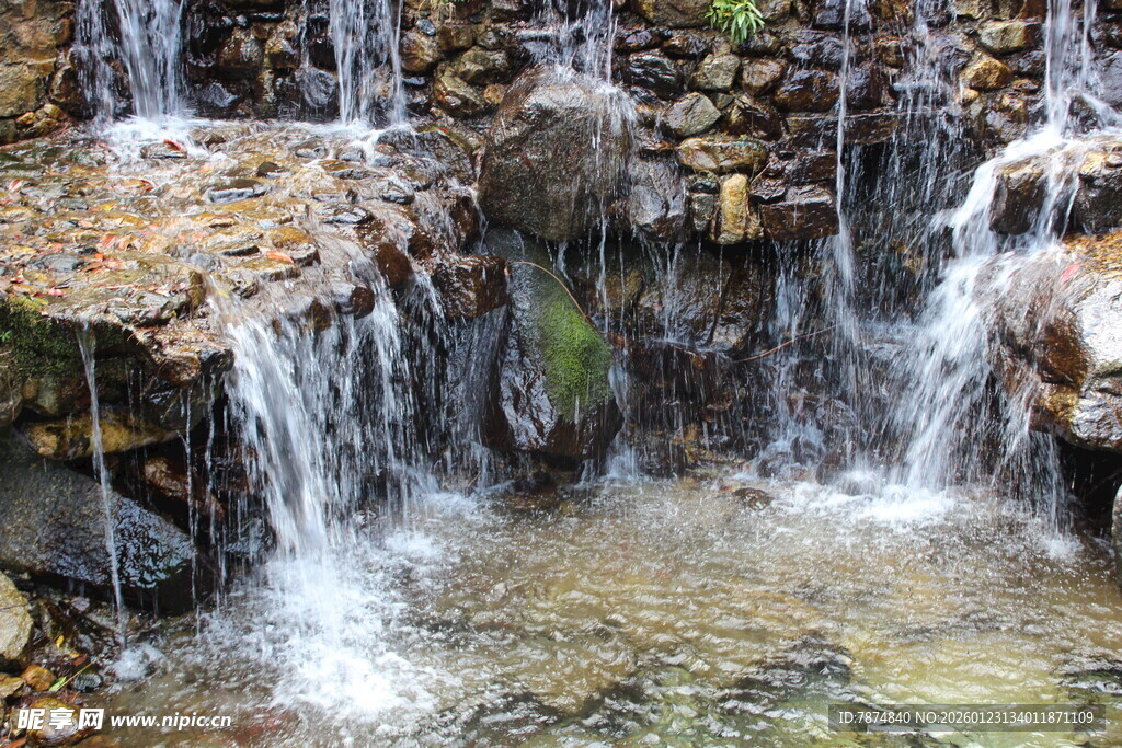 山间小瀑布景观
