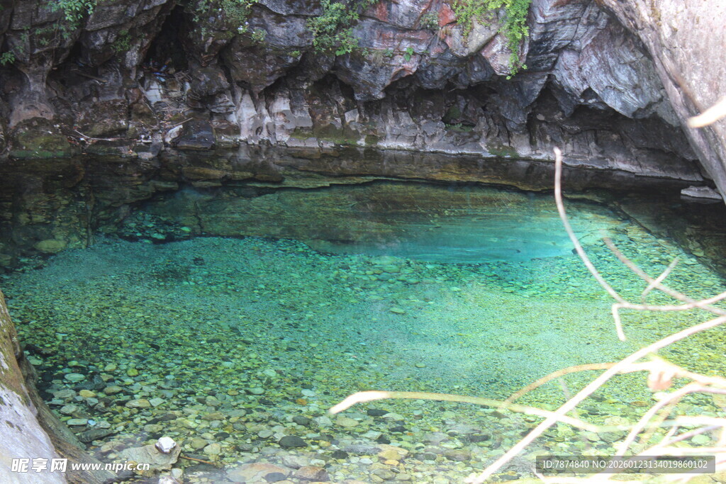 山间清澈碧绿的幽潭