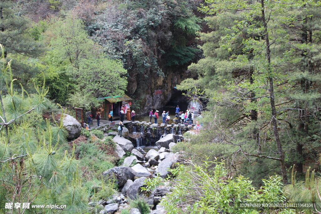 山间溪流旁的徒步人群