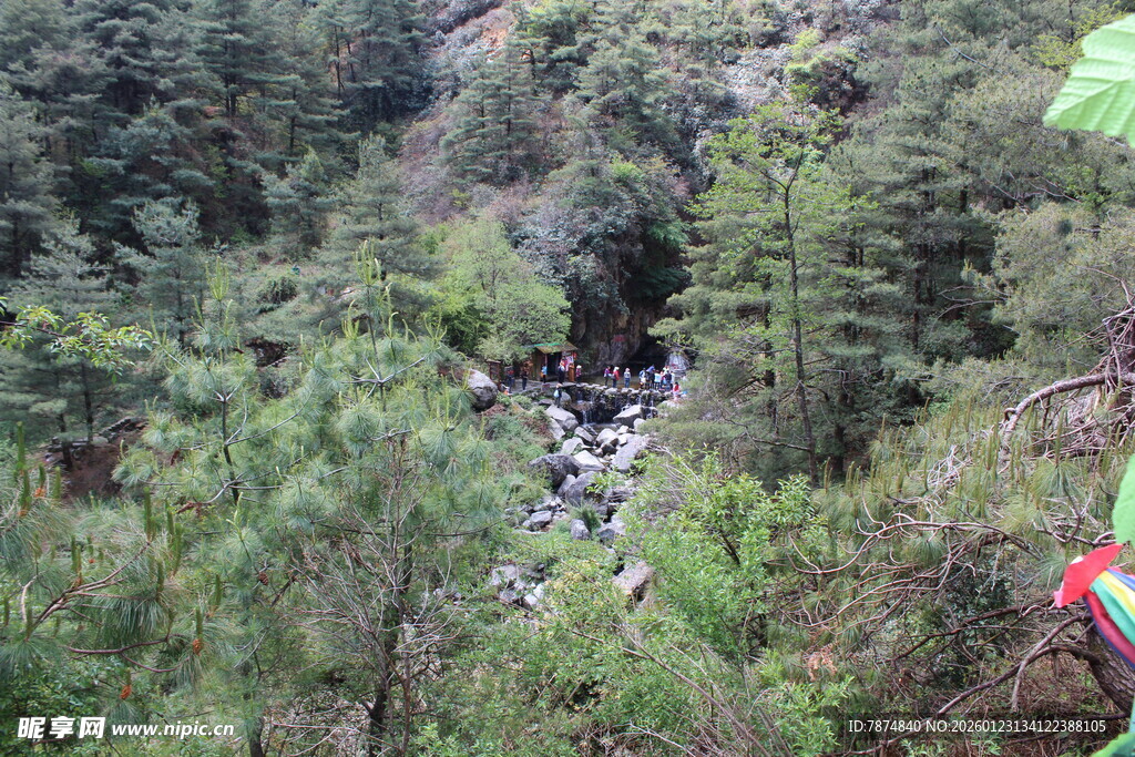 山林间的潺潺溪流