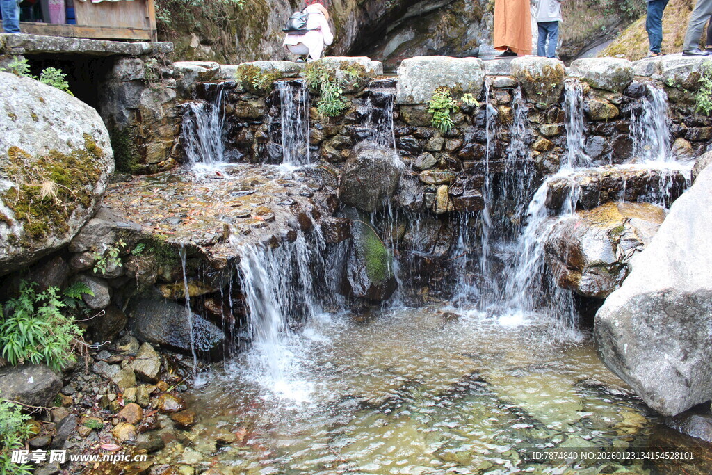 山间小瀑布景观