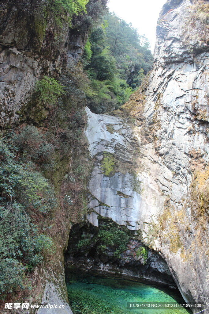 山间幽潭与奇特岩壁景观