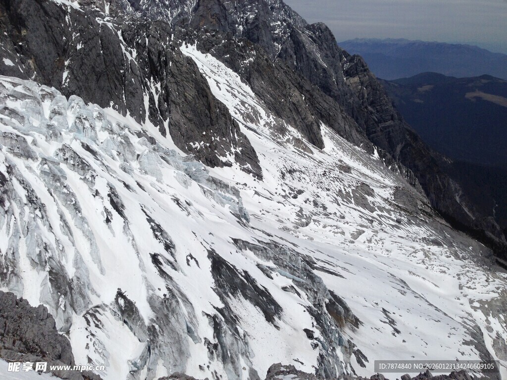 巍峨雪山壮丽景致