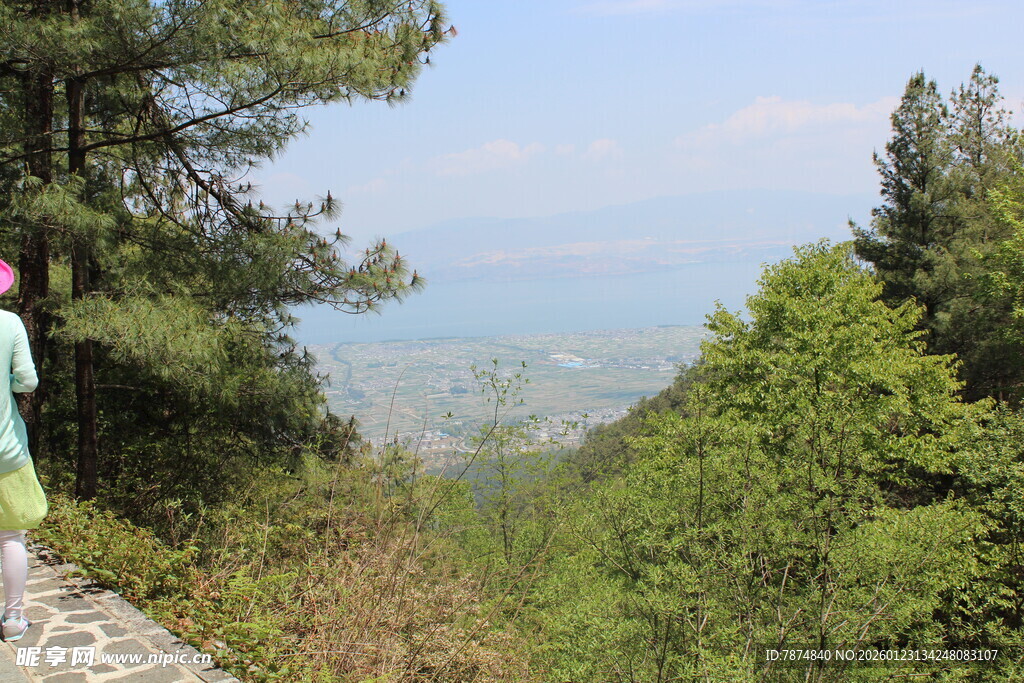 女子山林间眺望远方美景