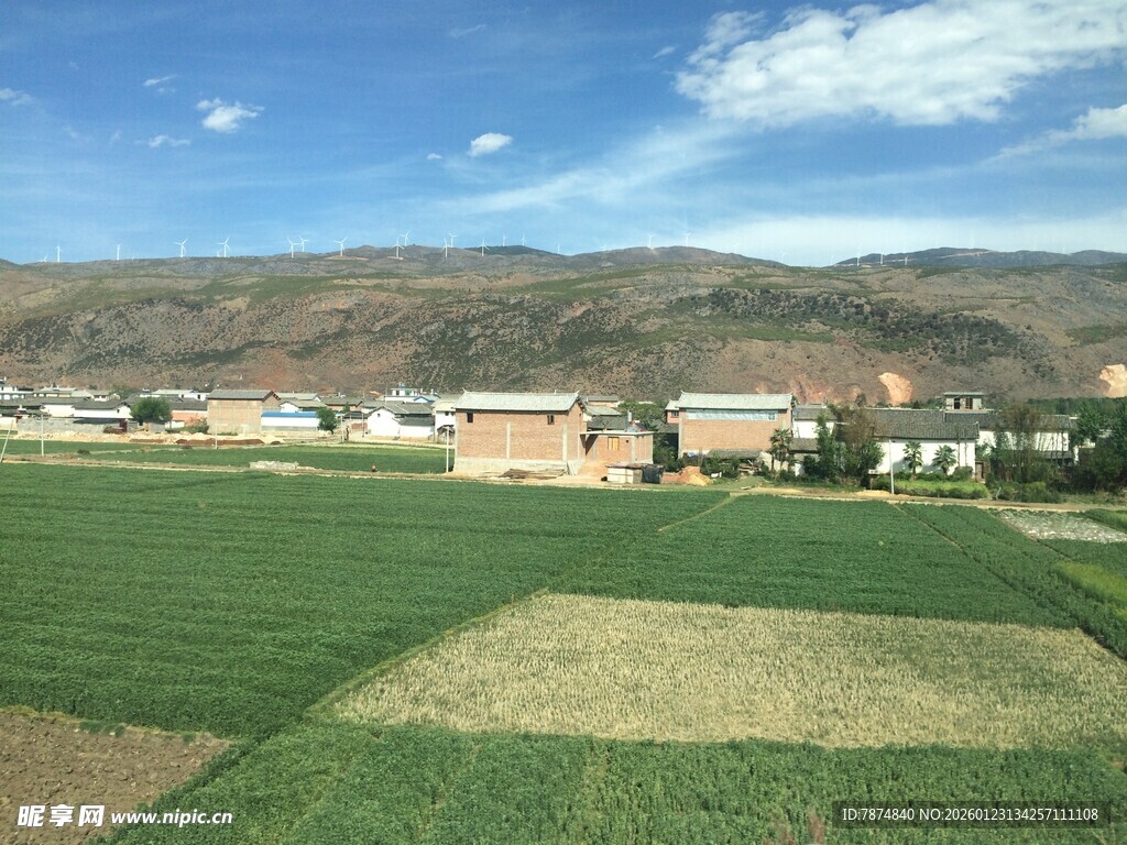 开阔绿地旁的建筑与远山