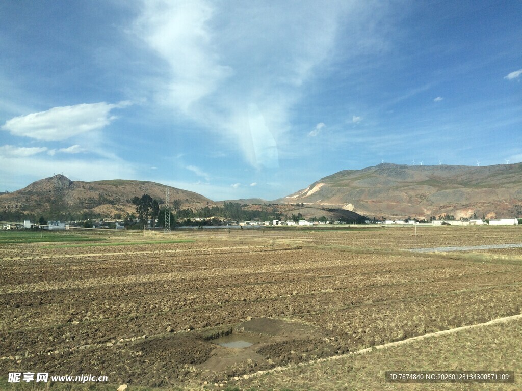广阔田野与远山蓝天景色