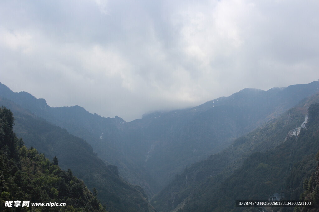 壮丽山景 云雾缭绕山谷