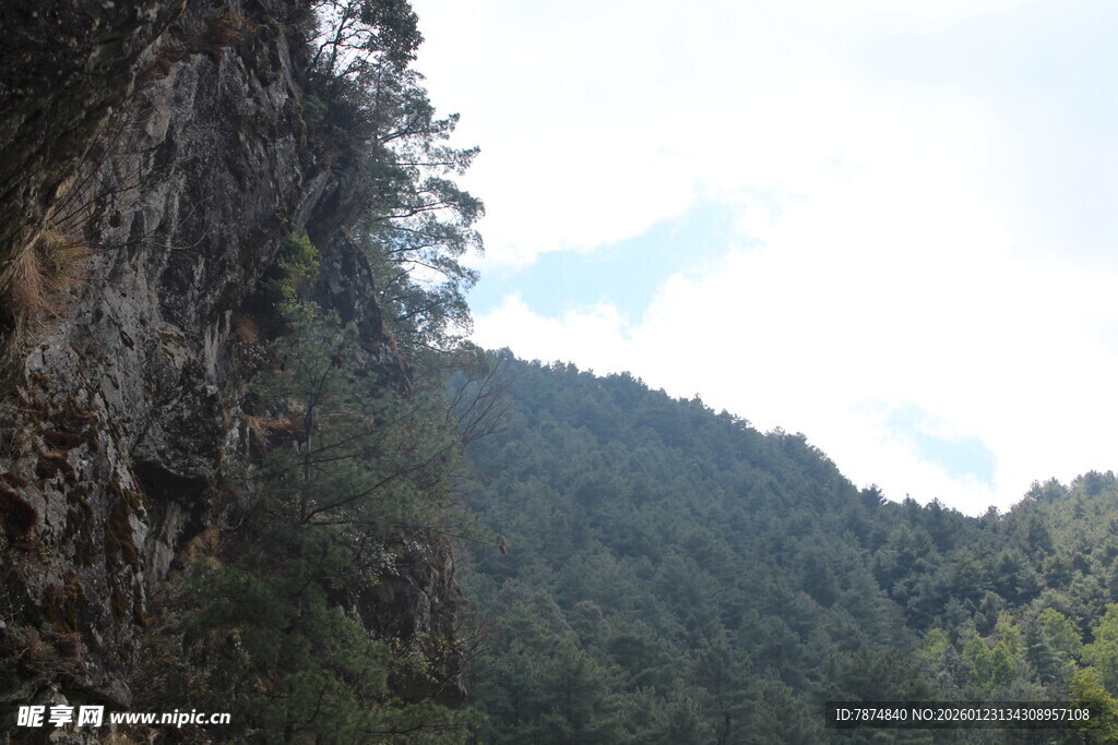 山间峭壁景色