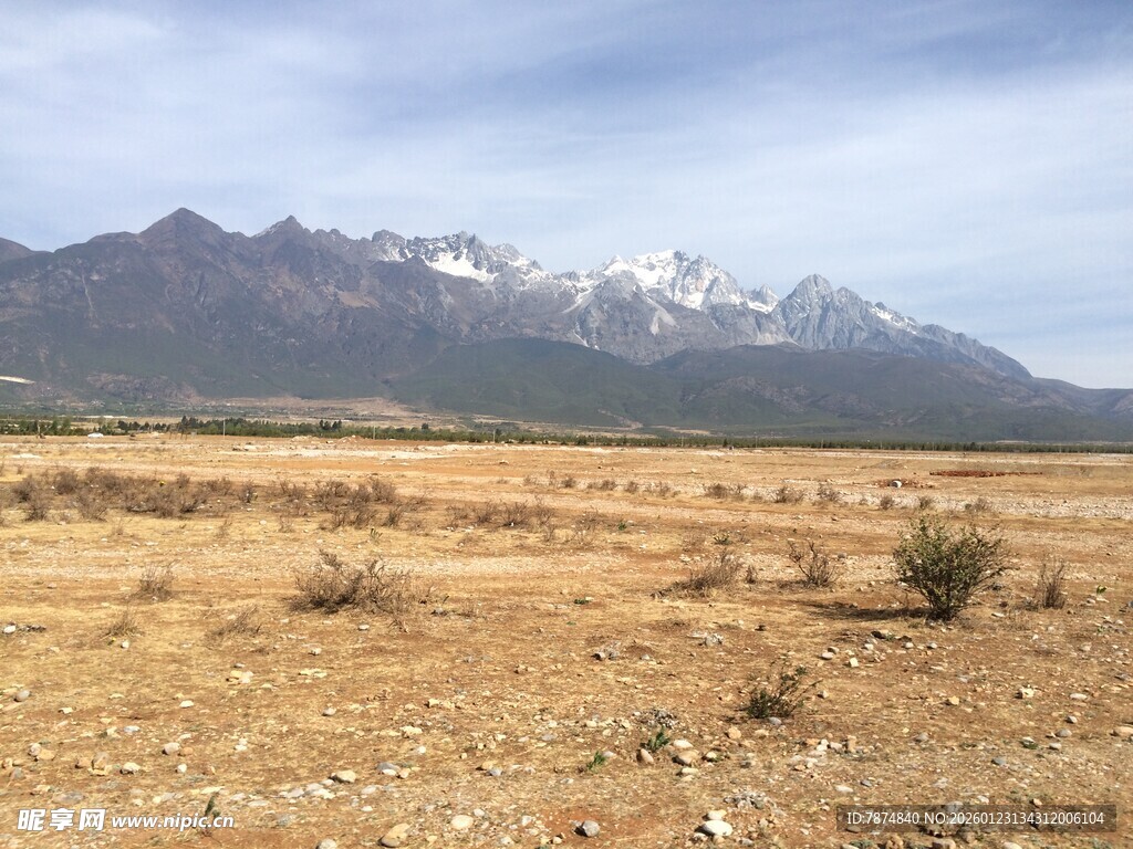 荒凉旷野中的巍峨雪山