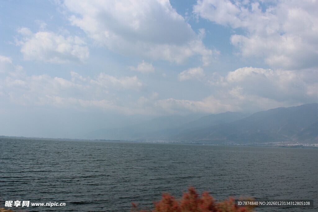 湖畔蓝天碧水美景