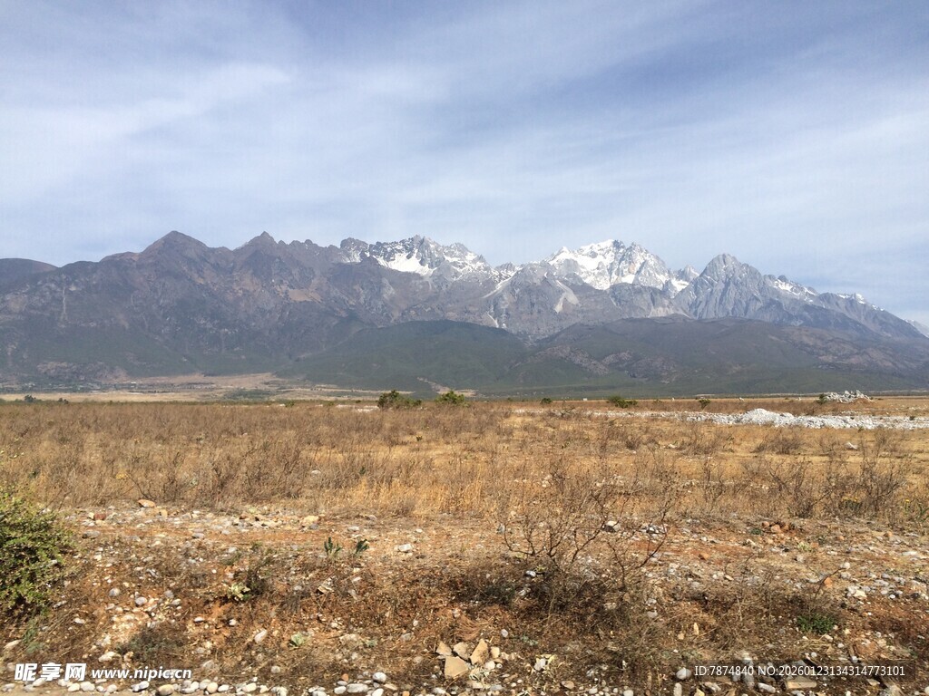 旷野中的壮丽雪山景色