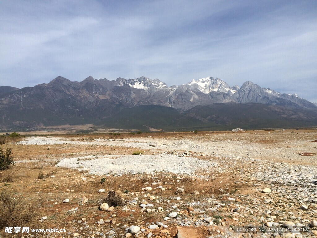 雪山下的开阔荒野景观