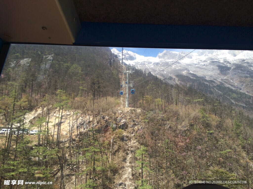 山间徒步小径风景