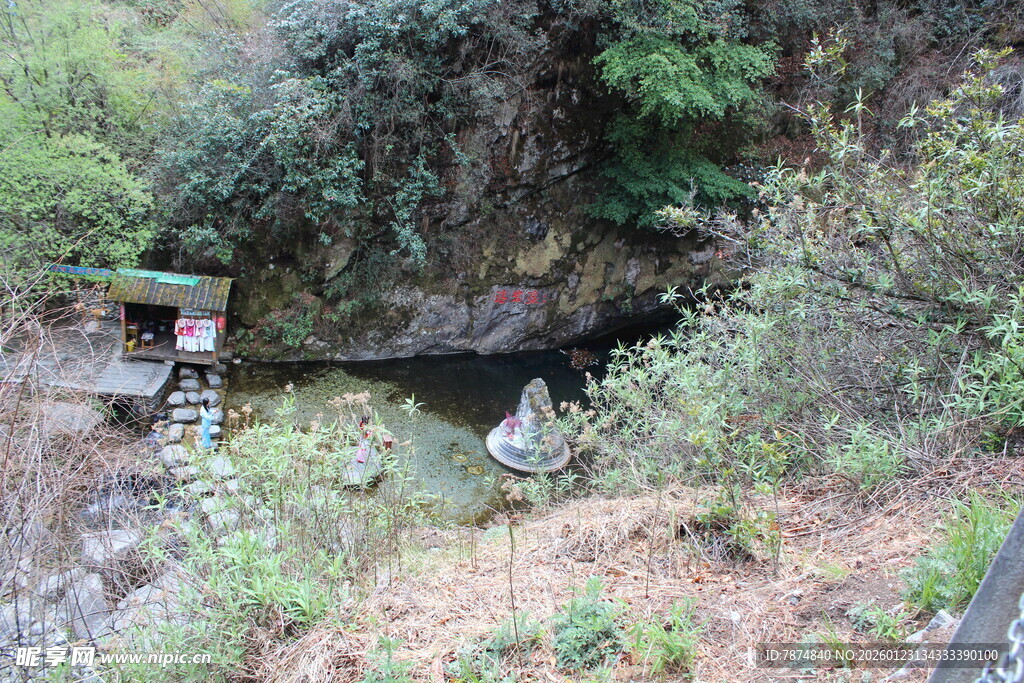 山间隐秘洞穴景观