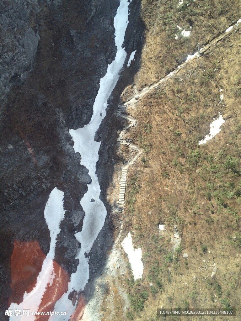 高空俯瞰山间冰雪河流
