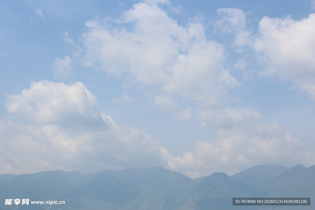 蓝天白云下的远山景色