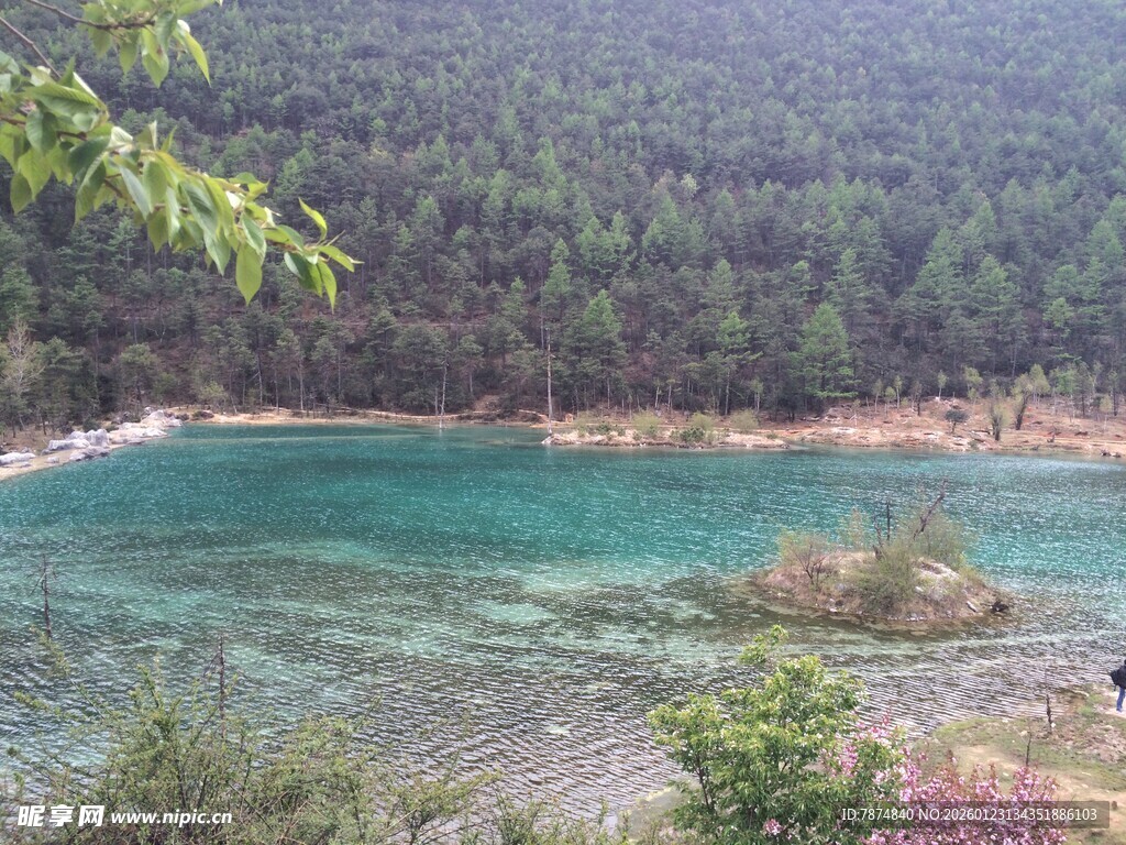 梦幻蓝绿色的山间清澈湖水