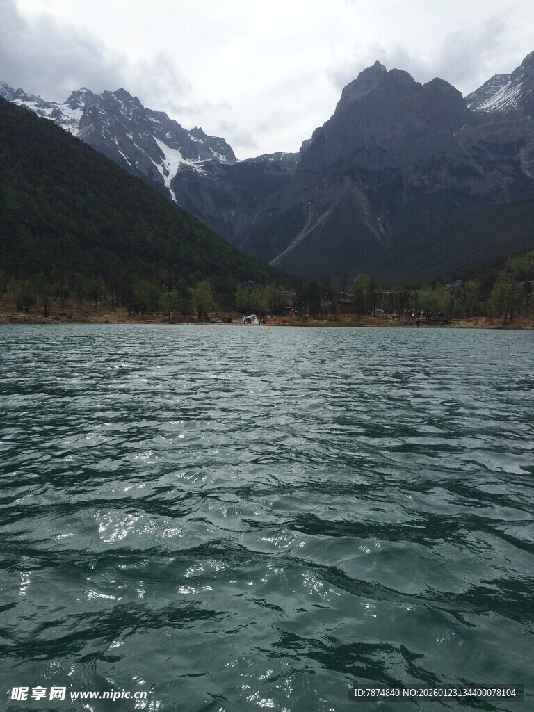 高山下的碧绿湖水