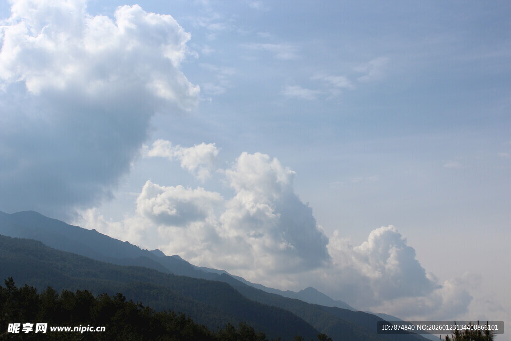 山间蓝天白云美景