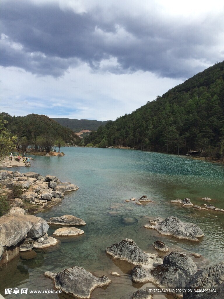 山间碧湖 岸边嶙峋怪石