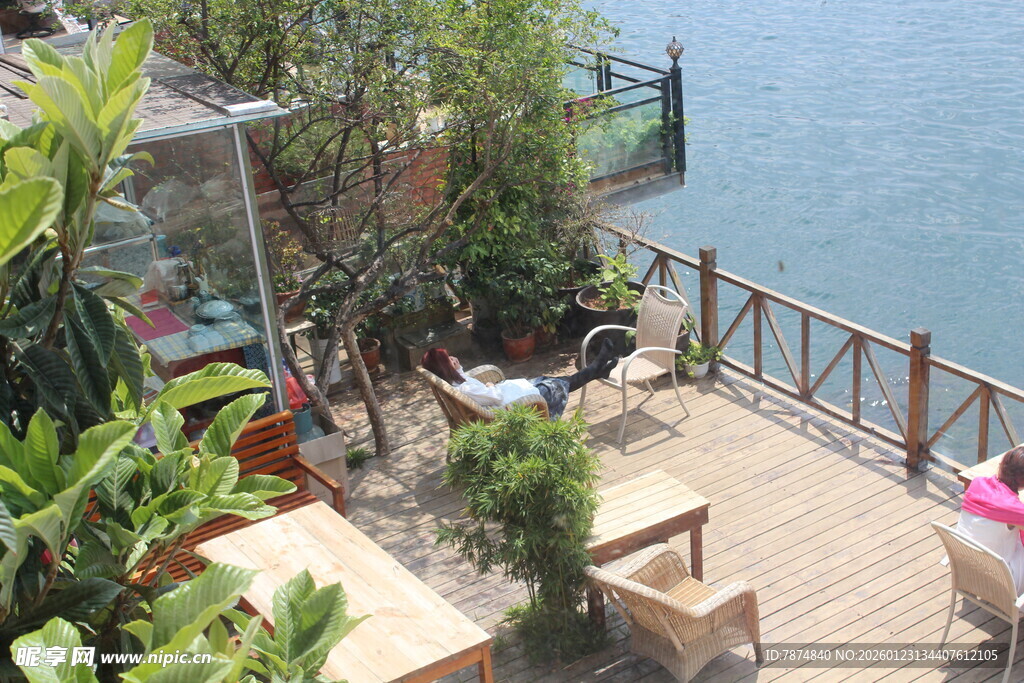 海边露台休闲绿植景观