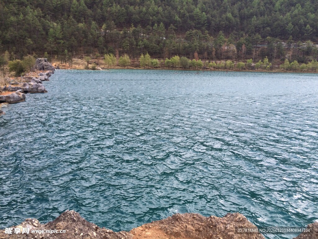 宁静蓝湖与岸边景致