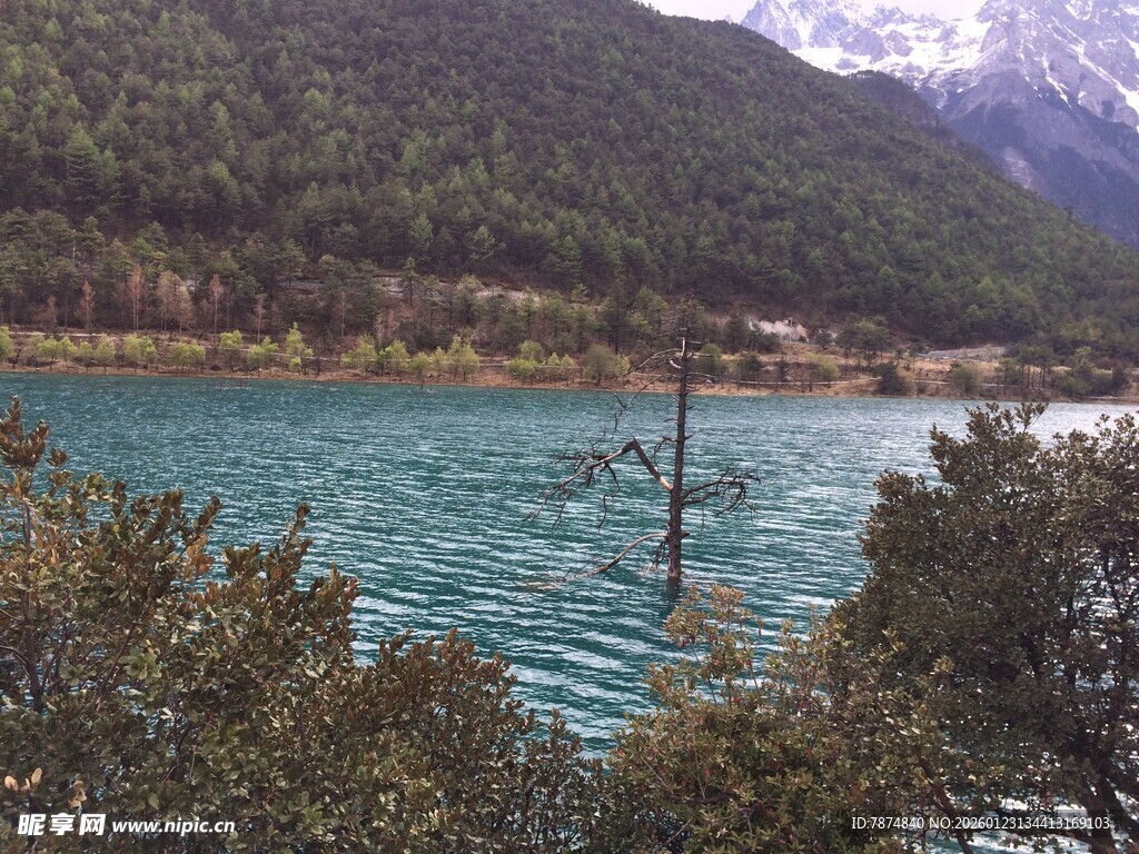 湖畔青山绿水美景