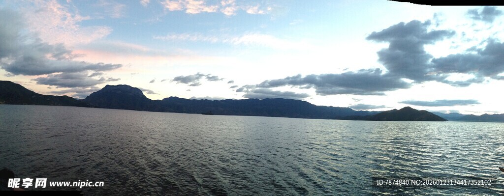 海上云景 远山朦胧