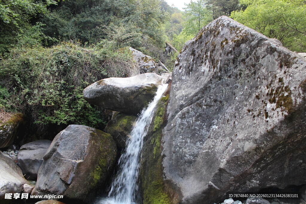 山间瀑布与巨石景观